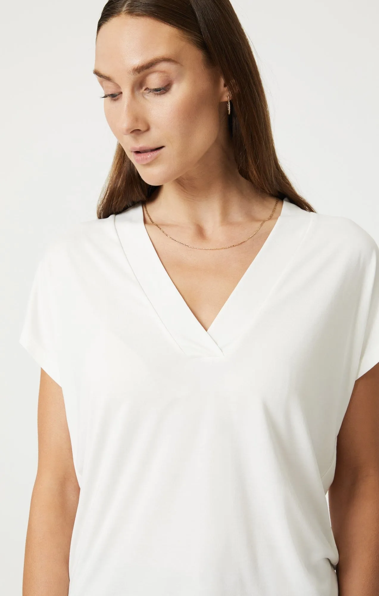 V-NECK SHIRT IN ANTIQUE WHITE